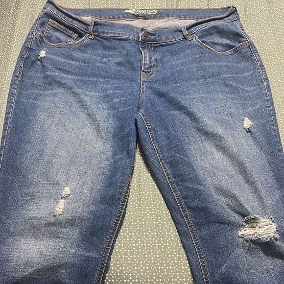EUC Old Navy The Boyfriend jean size 16 regular distressing on front - Picture 4 of 10
